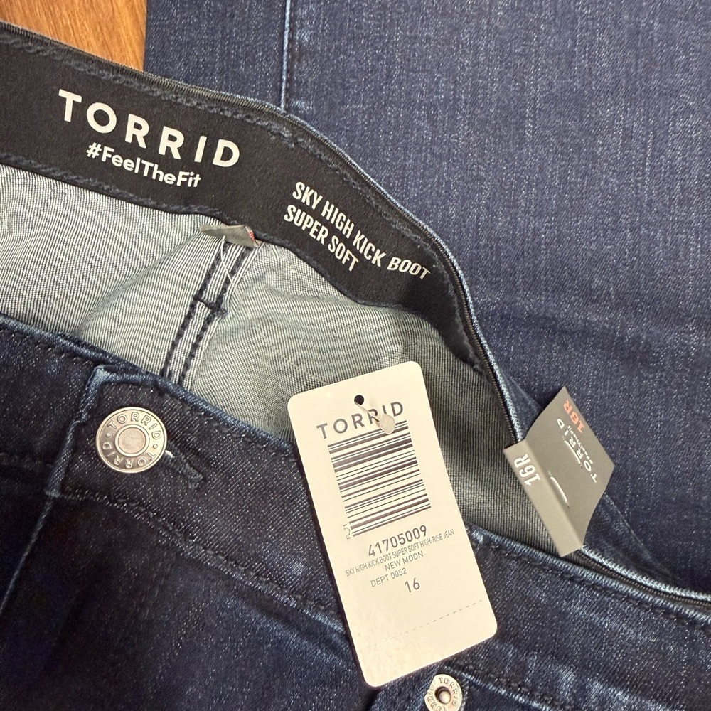 Torrid *NWT* Super Soft Sky High Kick Boot Jeans Size 16 - Picture 2 of 3